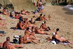 法 国 天 体 海 滩 遭 重 击.裸 体 主 义 者 没 戴 口 罩.造 成 上 百 人 确 诊 - 1688 澳 洲